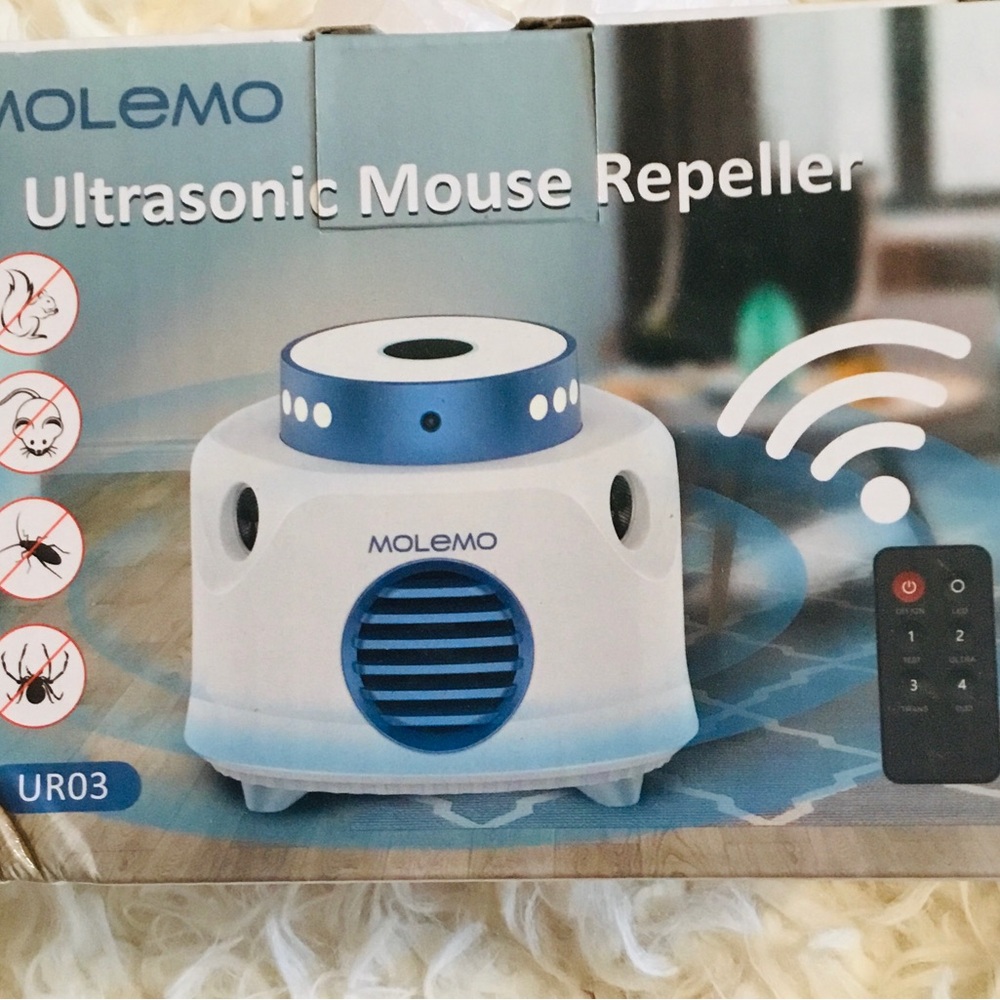 Molemo Ultrasonic Mouse Repeller in White and Blue